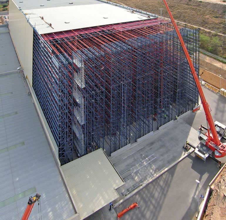 Almacén autoportante de fabricación y distribución de tecnología sanitaria.