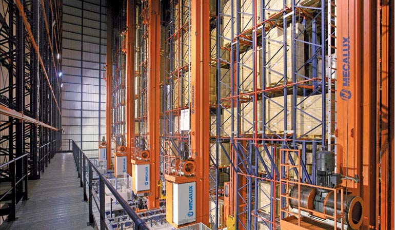 Estanterías de doble fondo en el almacén de una empresa del sector cerámico.