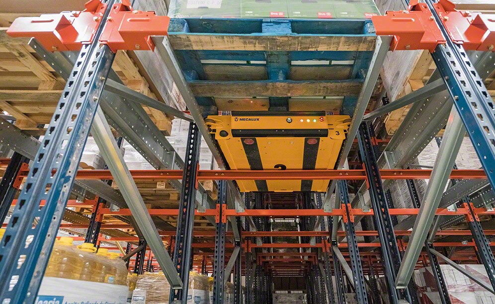 Pallet Shuttle operando en el interior de los canales de las estanterías