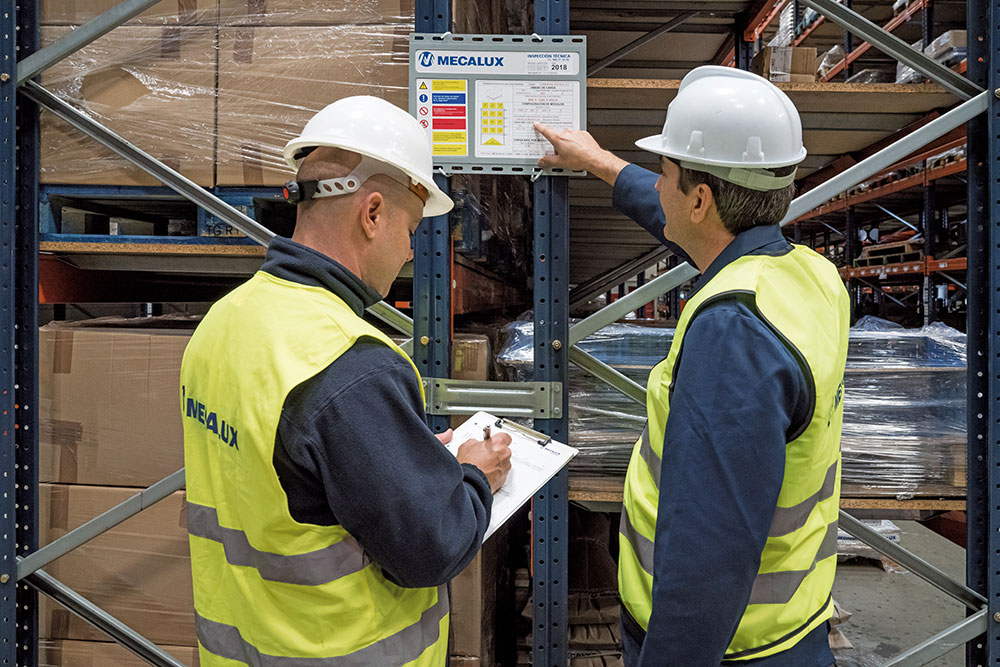 Ténicos realizando la inspección