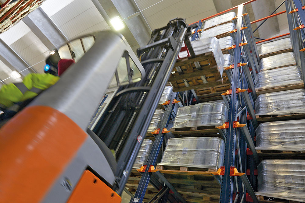 Inspección técnica de estanterías: adecuación de las carretillas y las unidades de carga a las estanterías