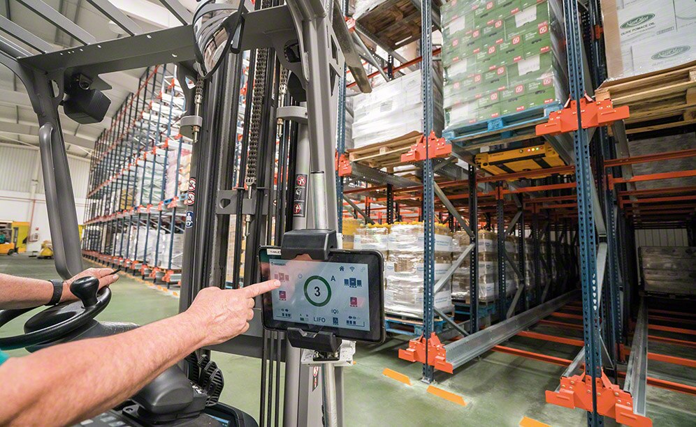Tableta de control con conexión wifi para dar las órdenes a los Pallet Shuttle